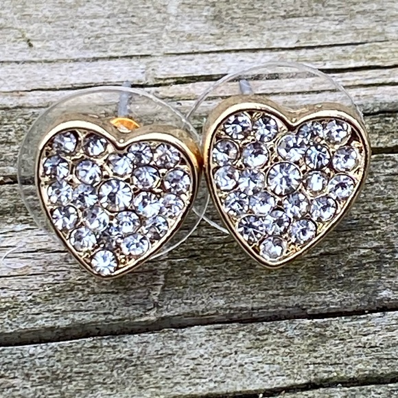 Crystal gold tone heart stud earrings - Picture 6 of 8
